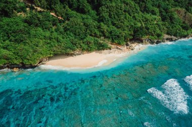 Bali 'de turkuaz tropikal okyanusu olan inanılmaz bir plaj. Yeşil kase plajının havadan görünüşü