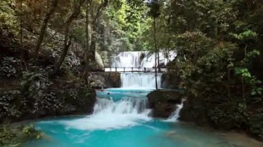 İnanılmaz şelaleler, berrak mavi su ve Sulawesi 'de ahşap köprü, insansız hava aracı manzarası. Yüksek kalite 4k görüntü