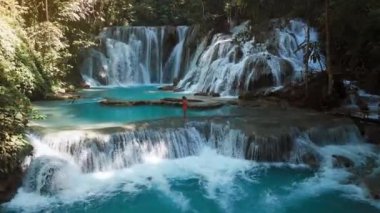 İnanılmaz şelaleler, berrak mavi su ve Sulawesi 'de ahşap köprü, insansız hava aracı manzarası. Yüksek kalite 4k görüntü