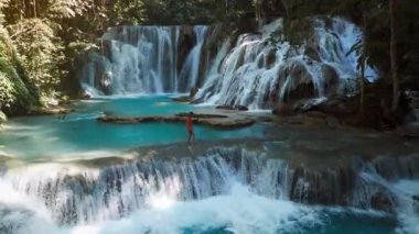 İnanılmaz şelaleler, berrak mavi su ve Sulawesi 'de ahşap köprü, insansız hava aracı manzarası. Yüksek kalite 4k görüntü