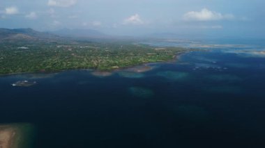 Batı Bali 'deki manzara Pemuteran bölgesinde mavi okyanus resifi, Aerial view. Yüksek kalite 4k görüntü