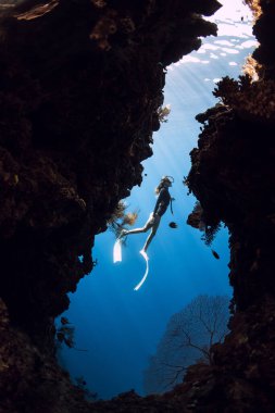 Bali 'deki Menjangan adasında serbest dalış yapan kadın..