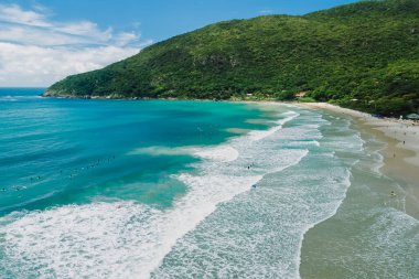 Matadeiro plajı ve dalgalı okyanus manzarası. Hava görünümü