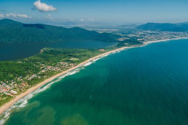 Brezilya 'da dağları ve plajı olan bir sahil şeridi. Hava görünümü