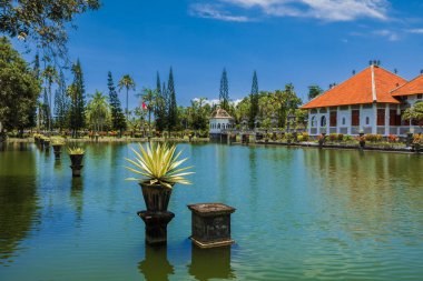 Su Sarayı Taman Ujung, Bali 'de. Güneşli bir günde göllü Bali mimarisi