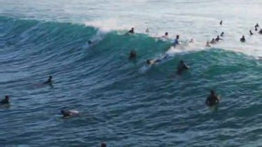 15 Ekim 2024. Bali, Endonezya. Mükemmel bir fıçı dalgası üzerinde sörf yapan biri. Padang Padang 'da sörf yapmak..