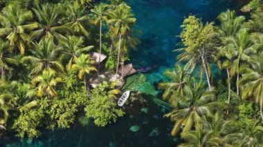 Endonezya 'daki en şeffaf göl ve kristal mavi tatlı su. İHA görüntüsü. Yüksek kalite 4k görüntü