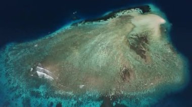 Bali 'deki kum tepesi adasıyla mercan resifi üzerinde deniz manzarası. Yüksek kalite 4k görüntü
