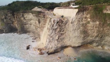 Yürüyen merdivenler Uluwatu Tapınağı yakınlarındaki kayayı yok ediyor. Hava aracı görüntüsü. Yüksek kalite 4k görüntü