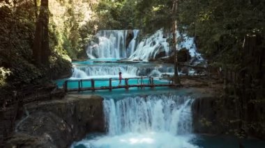 İnanılmaz şelaleler, berrak mavi su ve Sulawesi 'de ahşap köprü, insansız hava aracı manzarası. Yüksek kalite 4k görüntü