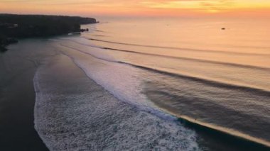 Dalgalarda sörf yapan drone görüntüsü. Bali 'de okyanusta sörfçülerle mükemmel dalgalar. Yüksek kalite 4k görüntü