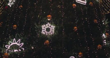 Gece şehrindeki Noel ağacı. Geceleyin Noel ağacının çok güzel bir görüntüsü. Yüksek kalite 4k görüntü