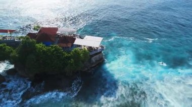 Kıyı şeridinde kayalar ve Bali 'deki Lembongan adasında dalgalı mavi okyanus manzarası. Hava görüntüsü. Yüksek kalite 4k görüntü