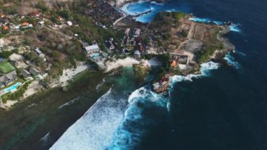 Okyanus ve dalgalarla dolu Ceningan adası kıyı şeridi drone görüntüsü. Hava görüntüsü. Yüksek kalite 4k görüntü