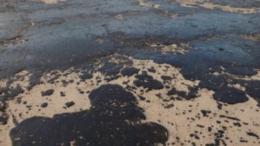 Okyanus kıyısındaki bir tanker kazasından sonra petrol. Petrol yakıtları kumsalı kirletti ve yok etti. Yüksek kalite 4k görüntü
