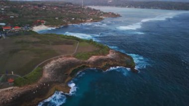 Okyanus ve dalgalarla dolu Ceningan adası kıyı şeridi drone görüntüsü. Hava görüntüsü. Yüksek kalite 4k görüntü