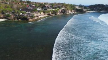 Okyanus ve dalgalarla dolu Ceningan adası kıyı şeridi drone görüntüsü. Hava görüntüsü. Yüksek kalite 4k görüntü