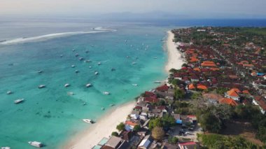 Turkuaz okyanuslu tropik Nusa Lembongan adasının insansız hava aracı görüntüsü. Yüksek kalite 4k görüntü