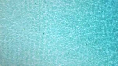 Tropikal denizde turkuaz renkli suyun en üst görüntüsü. Yüksek kalite 4k görüntü