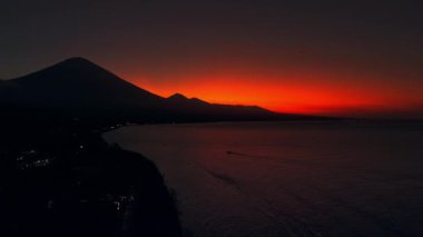 Günbatımından sonra Amed, Bali 'de volkan ve kıyı silueti. İHA görüntüsü. Yüksek kalite 4k görüntü