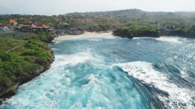 Lembongan, Bali 'de tropik kum plajı ve mavi okyanus. Yüksek kalite 4k görüntü