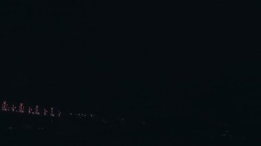 Gece gökyüzünde havai fişekler. Yeni yıl arifesi havai fişek kutlaması. Çin 'de yeni yıl ya da bağımsızlık günü ve havai fişek. Yüksek kalite 4k görüntü