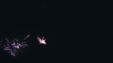 Gece gökyüzünde havai fişekler. Yeni yıl arifesi havai fişek kutlaması. Çin 'de yeni yıl ya da bağımsızlık günü ve havai fişek. Yüksek kalite 4k görüntü