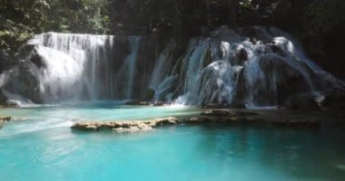 Central Sulawesi 'deki doğal havuzda mavi suyla çağlayan şelaleler. Yüksek kalite 4k görüntü