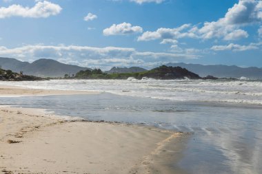 Kıyı şeridi kayalıklarla, kumlu plajlarla ve Brezilya 'da dalgalı okyanuslarla dolu. Florianopolis 'teki Matadeiro Plajı