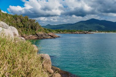 Brezilya, Barra da lagoa 'da kayalıklı ve sakin okyanuslu kıyı şeridi