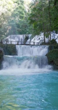 Central Sulawesi 'deki doğal havuzda mavi suyla çağlayan şelaleler. Yüksek kalite 4k görüntü