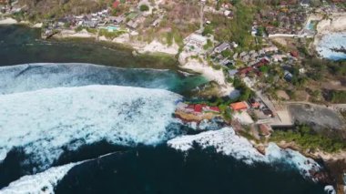 Nusa Ceningan 'da mavi okyanuslu Rocky sahili, insansız hava aracı manzaralı. Yüksek kalite 4k görüntü