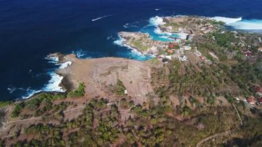 Nusa Ceningan 'da mavi okyanuslu Rocky sahili, insansız hava aracı manzaralı. Yüksek kalite 4k görüntü