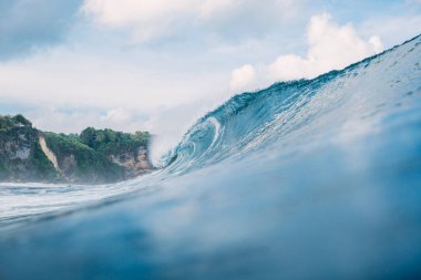 Okyanusa düşen dalga. Uluwatu 'da mavi dalga