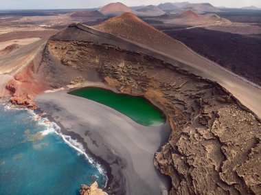 El Golfo, Lanzarote, İspanya 'da gölü ve okyanusu olan volkanik krater. Drone görünümü