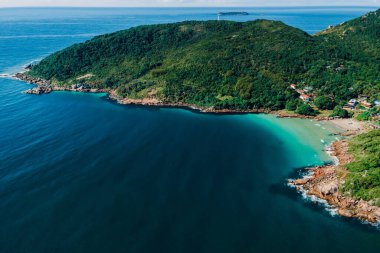 Brezilya 'da sahil, dağlar ve okyanus manzaralı kıyı şeridi. Florianopolis 'teki Barra da Lagoa' nın havadan görünüşü