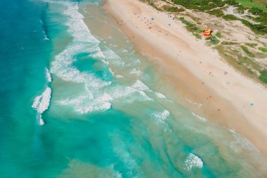 Brezilya 'da dalgaları olan kumlu deniz manzarası, Florianopolis. Campeche plajının havadan görünüşü