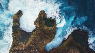 Kayalara çarpan dalgalar, Lembongan adasında mavi okyanuslu drone manzarası. Yüksek kalite 4k görüntü