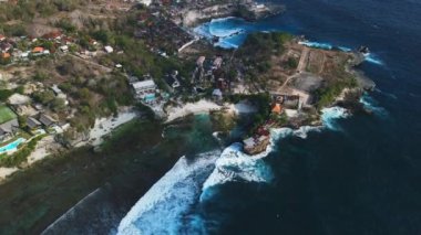 Nusa Ceningan 'da mavi okyanuslu Rocky sahili, insansız hava aracı manzaralı. Yüksek kalite 4k görüntü