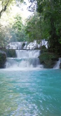 Central Sulawesi 'deki doğal havuzda mavi suyla çağlayan şelaleler. Yüksek kalite 4k görüntü