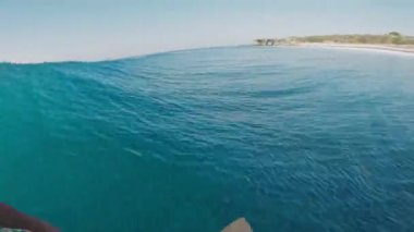 Deneyimli sörfçü, Bali adasındaki ünlü Balangan sörf yerinde okyanus dalgalarına biniyor. Yüksek kalite 4k görüntü