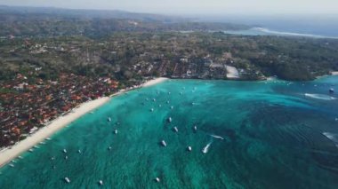 Turkuaz okyanuslu tropik Nusa Lembongan adasının insansız hava aracı görüntüsü. Yüksek kalite 4k görüntü