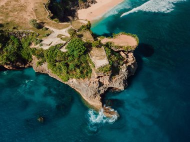 Bali, Balangan plajında manzaralı kaya ve okyanus manzarası.