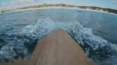 Deneyimli sörfçü, Bali adasındaki ünlü Balangan sörf yerinde okyanus dalgalarına biniyor. Yüksek kalite 4k görüntü