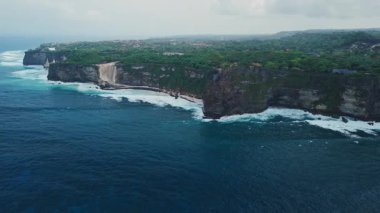 Yürüyen merdivenler Uluwatu Tapınağı yakınlarındaki kayayı yok ediyor. Hava aracı görüntüsü. Yüksek kalite 4k görüntü