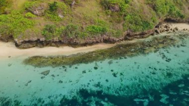 Turkuaz okyanuslu tropik plaj, manzaranın üstünde. Bali 'de tepeden tırnağa. Yüksek kalite 4k görüntü