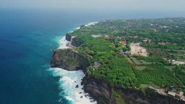 Yürüyen merdivenler Uluwatu Tapınağı yakınlarındaki kayayı yok ediyor. Hava aracı görüntüsü. Yüksek kalite 4k görüntü