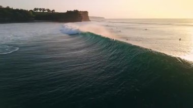 17 Ekim 2024. Bali, Endonezya. Sörfçü okyanus dalgasına biner. Güçlü hızlı dalgalarda sörf yapmak.