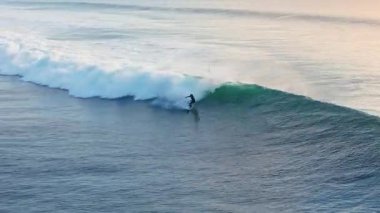 17 Ekim 2024. Bali, Endonezya. Sörfçü okyanus dalgasına biner. Güçlü hızlı dalgalarda sörf yapmak.