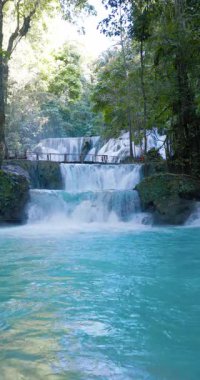 Central Sulawesi 'deki doğal havuzda mavi suyla çağlayan şelaleler. Yüksek kalite 4k görüntü